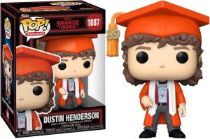 La Funko Pop Dustin Henderson graduation arrive : toge orange, écharpe et mortarboard, symbole de réussite.