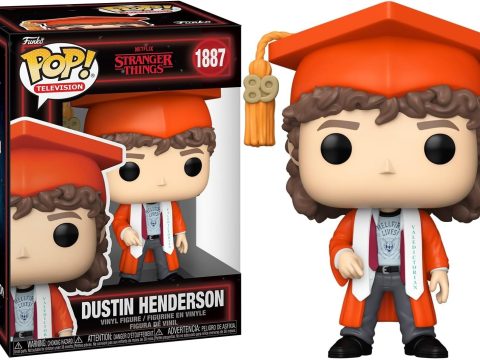 La Funko Pop Dustin Henderson graduation arrive : toge orange, écharpe et mortarboard, symbole de réussite.